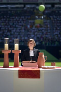 Ev. Kirchentag 2019 in Dortmund: Dr. theol. h. c. Annette Kurschus, Präses der Evangelischen Kirchen von Westfalen, auf dem  Abschlussgottesdienst im Signal Iduna Park-Stadion.