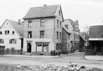 Herdecke 1915 - Wetterstraße; Friseursalon im Eckhaus; Blick in die Kampstraße auf das Möbelgeschäft Reifenberg