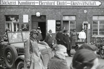 Abzug der in Raesfeld stationierten Truppe der Waffen-SS, Soldaten und Schaulustige vor der Gastwirtschaft Gudel. 