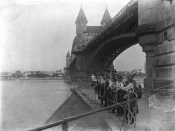 Auf Fahrt mit Lehrer Richard Schirrmann: Mädchenklasse an der Rheinbrücke in Bonn, erbaut 1896-1898, im 2. Weltkrieg zerstört (Nachfolgebau: Kennedy-Brücke), undatiert, um 1920? (siehe Ausschnittsvergrößerung 07_ 681)