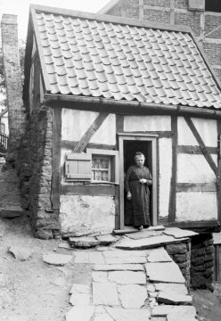 Herdecke 1910 - "Oma Tata in ihrem Häuschen am Bach" [Vgl. Bild-Nr. 01_2690]