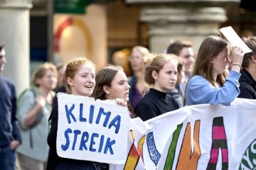 Klimaaktionswoche in Münster, 13. September 2019: Mahnwache am Prinzipalmarkt - Aktivistinnen der Jugendprotestbewegung "Fridays for Future" fordern mehr Entschlossenheit der Politik in der Bekämpfung des Klimawandels.