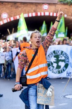 Klimaaktionswoche in Münster, 20. September 2019: Schüleraktivisten auf der Demonstration der Jugendprotestbewegung "Fridays for Future" für die Bekämpfung des Klimawandels - hier im Ostviertel/Hafenstraße.