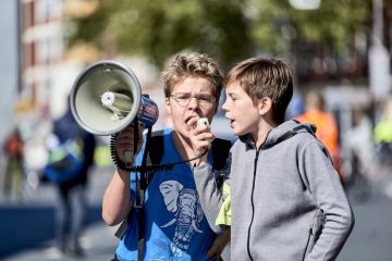 Klimaaktionswoche in Münster, 20. September 2019: Schüleraktivisten auf der Demonstration der Jugendprotestbewegung "Fridays for Future" für die Bekämpfung des Klimawandels - hier im Ostviertel/Hafenstraße.