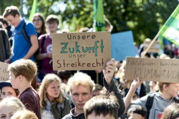 Klimaaktionswoche in Münster, 20. September 2019: Schüleraktivisten auf der Demonstration der Jugendprotestbewegung "Fridays for Future" für die Bekämpfung des Klimawandels - hier im Stadtzentrum am Ludgerikreisel.