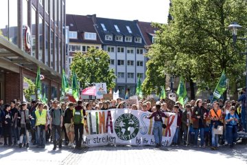 Klimaaktionswoche in Münster, 20. September 2019: Demonstration der Jugendprotestbewegung "Fridays for Future" für die Bekämpfung des Klimawandels - Protestzug in der Ludgeristraße Höhe Ludgerikirche.