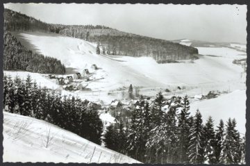 Fernblick auf das verschneite Silbach (Gemeinde Winterberg), undatiert (1950er/1960er Jahre?)