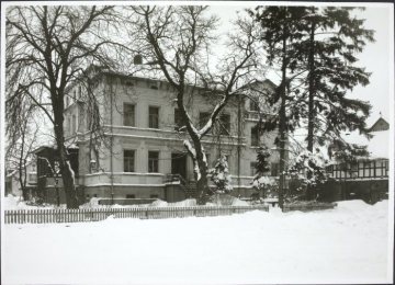 Das verschneite Hotel "Zum Wilzenberg" der Familie Deimann in Winkhausen (Gemeinde Schmallenberg), um 1960?
