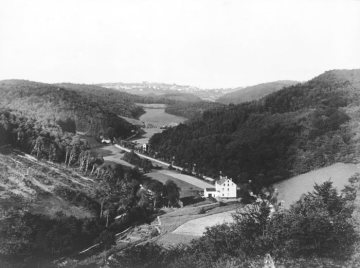 Blick vom Höhenzug "Langer Nacken" auf die Talstraße zwischen Lüdenscheid und Lüdenscheid-Brügge, um 1923.