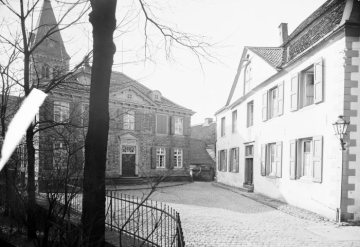 Herdecke 1915 - "Am Stiftsplatz": Schwerter Kornhaus (rechts) und Wohnsitz der Äbtissin des ehemaligen Stiftes Herdecke