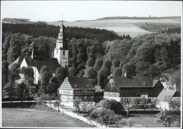 Teilansicht von Wormbach (Gemeinde Schmallenberg) mit der Pfarrkirche St.-Peter-und-Paul, undatiert