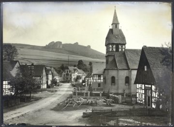 Teilansicht von Elkeringhausen (Gemeinde Winterberg) mit der alten Kirche (1969 abgerissen)