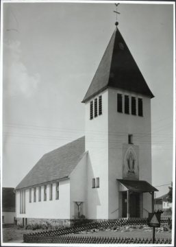 Die 1959 erbaute Kirche Mariä-Heimsuchung in Hildfeld (Gemeinde Winterberg)