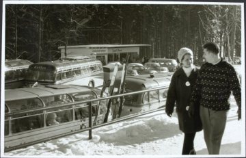 Touristisches Treiben im verschneiten Neuastenberg (Gemeinde Winterberg), undatiert (1960er Jahre?)