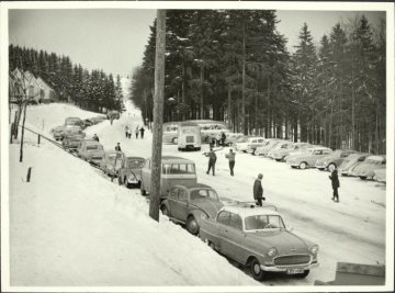 Touristisches Treiben im verschneiten Neuastenberg (Gemeinde Winterberg), undatiert (1960er Jahre?)