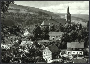Teilansicht von Züschen (Gemeinde Winterberg) mit der Pfarrkirche St.-Johannes-Baptist