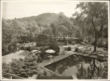Der Garten der Pension "Haus Heller" in Bilstein (Gemeinde Lennestadt), undatiert (um 1950?)