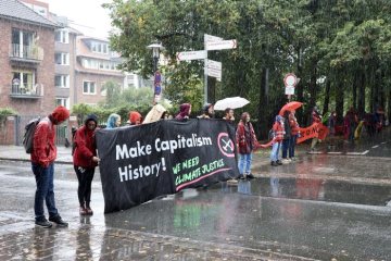 Klimaaktionswoche in Münster, 28. September 2019: Menschenkette "Rote Linie fürs Klima" auf der Altstadtpromenade Höhe Windhorststraße, eine Initiative der Münsteraner Aktionsgruppe "Bündnis Klimaalarm".