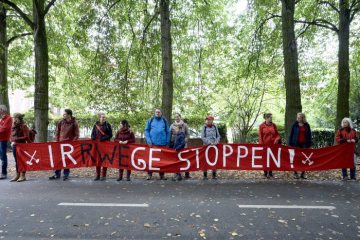Klimaaktionswoche in Münster, 28. September 2019: Menschenkette "Rote Linie fürs Klima" auf der Altstadtpromenade, eine Initiative der Münsteraner Aktionsgruppe "Bündnis Klimaalarm".
