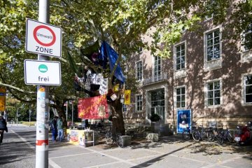 Klimaaktionswoche in Münster, 30. September 2019: Aktivisten des "Bündnis Klimaalarm" besetzen einen Baum vor dem Verwaltungsgebäude des Landschaftsverbandes Westfalen-Lippe (LWL) am Freiherr-vom-Stein-Platz.