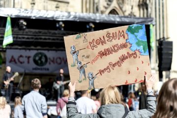Klimaaktionswoche in Münster, 20. September 2019: Demonstration der Jugendprotestbewegung  "Fridays for Future" für die Bekämpfung des Klimawandels. Im Bild: Protestplakat gegen die Ressourcenzerstörung durch Massenkonsum.