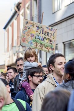 Klimaaktionswoche in Münster, 20. September 2019: Demonstration der Jugendprotestbewegung  "Fridays for Future" für die Bekämpfung des Klimawandels - Protestzug auf dem Weg durch die Innenstadt.