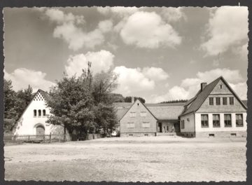 Heinrichsdorf (Gemeinde Olsberg), Marienkapelle mit unbekanntem Gebäude, undatiert (1950er Jahre?)