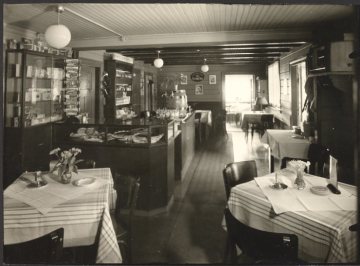 Innenansicht der Gaststätte "Blockhaus" an der Hennetalsperre bei Meschede, undatiert (1950er/1960er Jahre?)