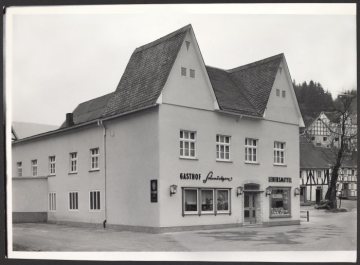 Gasthof und Lebensmittel "Schnütgen" in Kirchveischede (Gemeinde Lennestadt), undatiert (1950er Jahre?)