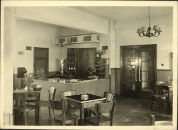 Innenansicht des Cafés "Schamoni" in Meschede, um 1935