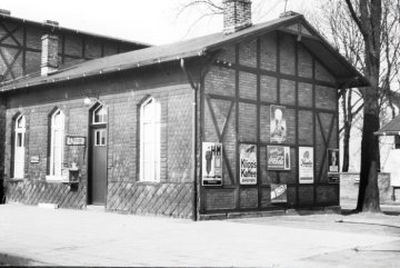 Bahnhof Halle (Westfalen) - Reklameschilder am Wartegebäude der 2. Klasse, 1932-1945.