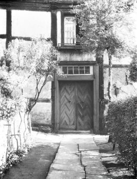 Zweiflügelige Haustür mit Zickzackmuster und Oberlicht, Soest, 1939-1945.