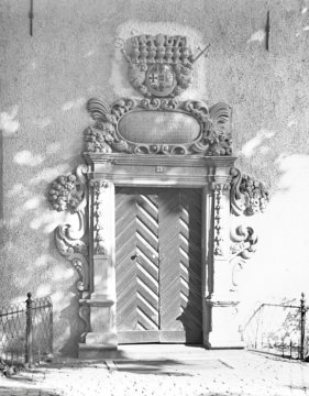 Franziskanerkloster Warendorf: Portal am Westflügel des 1652 errichteten Barockbaus. Wappen: Fürstbischof Ferdinand von Fürstenberg, bez. 1683. Aufnahme 1939-1945.