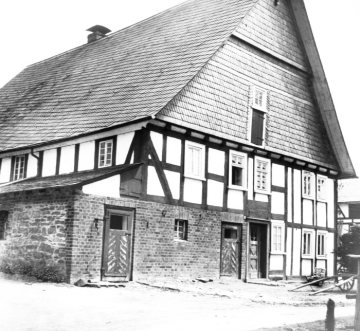 Fachwerkhaus mit Mauersockel und Schindelgiebel, Netphen-Herzhausen, 1939-1945.