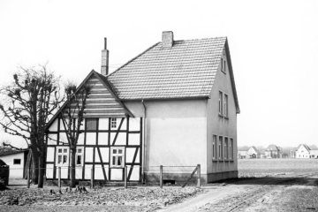 Halle (Westfalen), ländliches Wohnhaus mit Acker nach einem Umbau, 1939-1945.