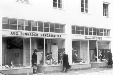 Schaufensterfassade einer Geschäftszeile, Münster, Salzstraße, 1949.