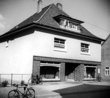 Wohn- und Geschäftshaus mit zwei Schaufenstern, Standort nicht überliefert (seinerzeit Landkreis Wiedenbrück, später Kreis Gütersloh). Undatiert. 