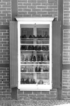 Schaukasten mit Schuhauslagen an einer Fachwerkscheune, Everswinkel-Alverskirchen. Juni 1949.