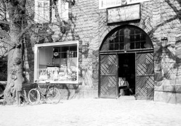 Geschäft Walter Bornemann "Kolonialwaren und Drogen" in einem Bauernhaus, Halle/Westfalen, 1939-1945.