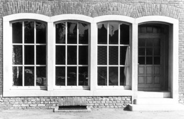 Schaufenster und Ladentür mit Sandsteineinfassung, Polsterei in Nottuln-Appelhülsen, 1949.