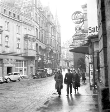 Geschäftsstraße in Minden, 1939-1945, vorn: Auslegerwerbung am Ladenlokal Carl Thissen, Sattlerei und Lederwaren. [Vgl. Bild Nr. 21_58]