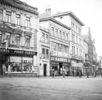 Marktplatz Minden, Nordseite: Ladenzeile mit massiver Außenwerbung, 1939-1945.