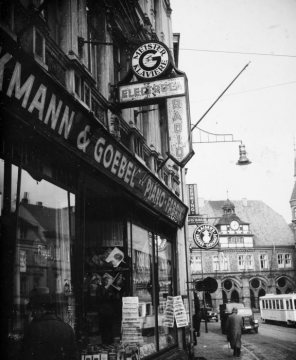 Geschäftsstraße in Minden: Ladenzeile mit massiver Außenwerbung, 1939-1945.