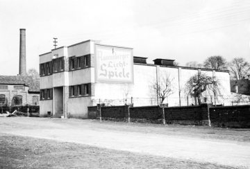 Fassadenwerbung "Ravensberger Lichtspiele" an einem Gewerbebau, Halle (Westfalen), 1932-1959.
