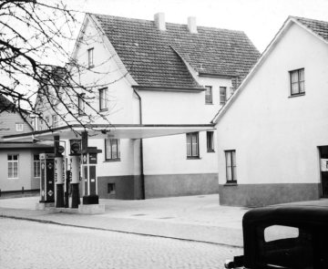 Tankstelle in einer Wohnsiedlung, Halle (Westfalen), 1932-1959.
