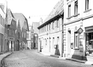 Warendorf, Straßenansicht mit Gasthof (rechts) und Ladengeschäften. Undatiert.