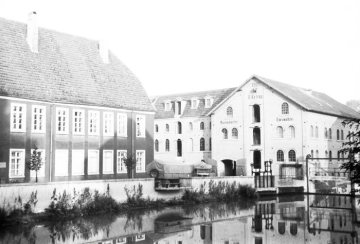 Warendorf, Ems mit Stauwehr und Emsmühle (Kottrups Mühle, rechts), erbaut 1907, in Betrieb bis 1974, danach Wohngebäude mit Gasthof. Undatiert.