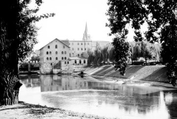 Warendorf, Ems mit Stauwehr und Emsmühle (Kottrups Mühle), erbaut 1907, in Betrieb bis 1974, danach Wohngebäude mit Gasthof. Undatiert.