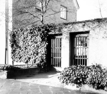 Grundstücksmauer zwischen zwei Häusern, Münster, April 1940.