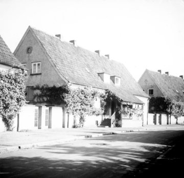 Grundstücksmauer zwischen zwei Häusern, Gütersloh, 1939-1945.